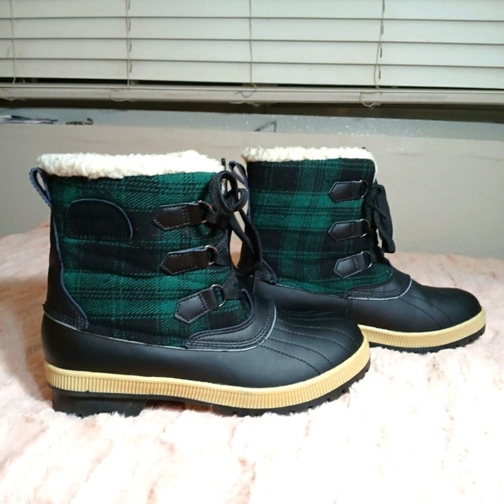 Khombu Green Plaid Winter Boots Size 8M